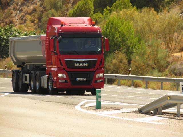 Una tractora 6X4 de preserie con el motor D38 de 640 CV cazada durante las pruebas en Granada.